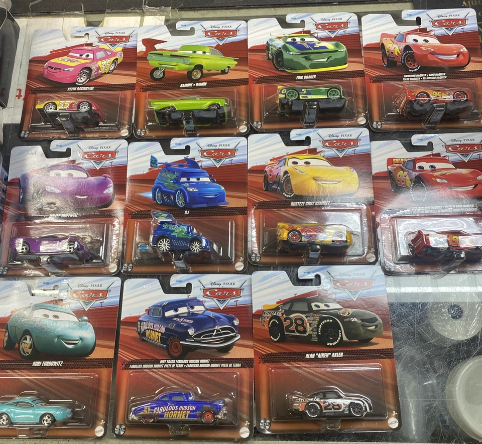 CARROS DE CORRIDA DISNEY PIXAR ESCALA 1:55 DIE-CAST BLISTER* (11 carros) - Imagem 1 de 1