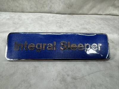 Volvo Blanco GMC Integral Dormitorio Emblema Pestañas Intactas Semi WIA WB Foto 1 de 4