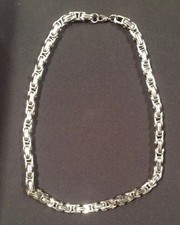 Silver chain in good condition 