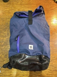 Zaino Adidas Essentials Premium Roll Top con fibbia blu borsa zip laterale escursionismo - Foto 1 di 9