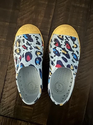 Zapatos sin cordones perforados Native Jefferson para niños pequeños azules con estampado de animales Foto 1 de 4