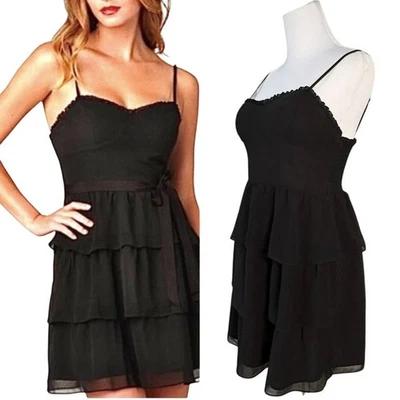Vestido negro sin mangas American Eagle Outfitters en capas 8 lbd fiesta coqueto divertido Foto 1 de 4
