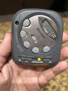 Walkman Sony SRF-M35 AM/FM anni 90 Y2K radio portatile testata ottime condizioni - Foto 1 di 2
