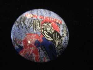 Iron Maiden-Cartoon-Heavy Metal-Pin Badge Button-80's Vintage-Rare - Picture 1 of 1