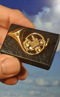 Broche ligero vintage cuerno francés aleación tono dorado 30 mm, en caja de regalo Foto 1 de 3