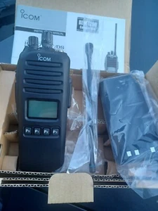 F80DS 380-450 MHz P25 conventional UHF portable radio with FIPS AES installed - Picture 1 of 5