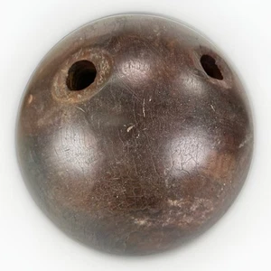 Antica palla da bowling vittoriana in legno Lignum Vitae del 1800 2 fori 14 libbre 4,4 oz - Foto 1 di 19