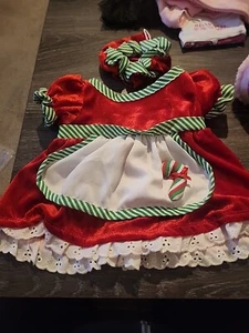 Build a Bear Mrs. Weihnachtsmann Schürzenkleid, W GRN. Weiße Borte & Zuckerstange B2 - Bild 1 von 6