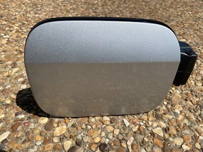 VW JETTA 2011-2018 llenado de combustible puerta del tanque de gasolina en plata OEM Foto 1 de 4