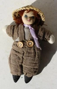 Porzellan Puppe Mädchen Knopf Overall Strohhut Garn rote Haare lila Band süß - - Bild 1 von 1