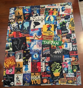 Broadway Musicals Überwurf Decke Fleece Mehrfarbig Spielzettel Theater 60x50 - Bild 1 von 12