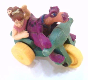 ✅ McDonald's~Giocattolo Happy Meal~1994~Ciottoli e Dino~su Triciclo - Foto 1 di 9