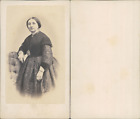 Femme en robe moirée et mantille de dentelle, circa 1860 CDV vintage albumen car