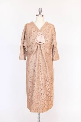 1950s Dress Beige Champagne Lace 60s Volup XL Foto 1 de 4