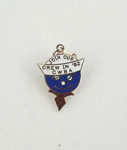 Lindo prendedor para mujer Join Our Crew in '82 CWBA (B3L) metal esmaltado bolos - Imagen 1 de 4