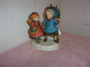 AVON  PORCELEIN "CHRISTMAS MEMORIES" FIGURINE SHARING SPIRIT.. SATIN FINISH 1981 - Picture 1 of 6