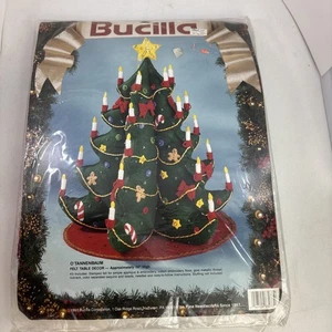 Kit de decoración de mesa con apliques de fieltro de árbol de Navidad Bucilla O'Tannenbaum 83033 14" de alto - Imagen 1 de 4