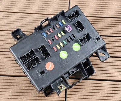 Caja de conexiones relé de fusibles de motor Toyota Tacoma IPDM 2005-2010 OEM 82730-04050 Foto 1 de 4