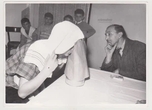 Neugierige Geister versammeln Eine mysteriöse Demonstration löst Neugier und Reflexion aus - Bild 1 von 7