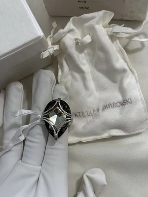 Anel Atelier Swarovski x Anthony Nak cor cinza esfumaçado cristal tom prata oval - Imagem 1 de 4