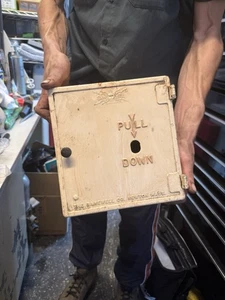 Gamewell Feuermelderbox Gehäuse Einbauten wie abgebildet - Bild 1 von 3