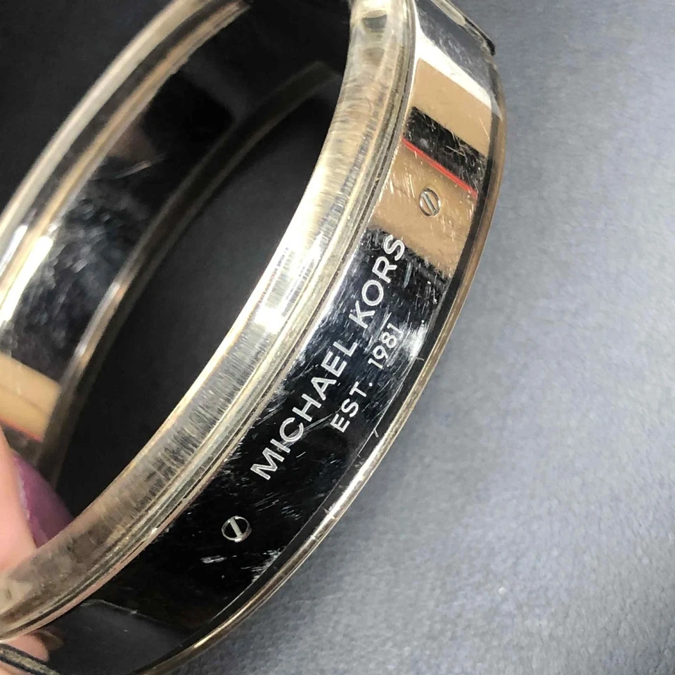 Brazalete Brazalete Michael Kors 8062 Tono Plateado Acrílico Bisagras 6.75" Foto 1 de 4