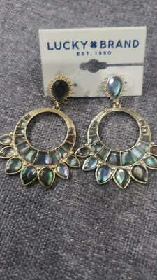 $39 Pendientes colgantes de piedra madreperla negra tono dorado marca Lucy Foto 1 de 4