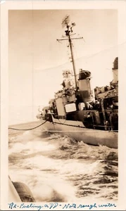 Foto De Colección Reabasteciendo A Destructor Barco DD En Aguas Rugosas Era Segunda Guerra Mundial Mares Oceánicos - Imagen 1 de 2