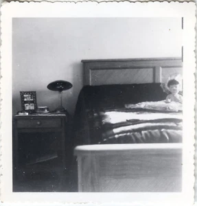 PHOTO ANCIENNE - VINTAGE SNAPSHOT - CURIOSITÉ JOUET POUPÉE LIT CHAMBRE - BEDROOM - Imagen 1 de 1