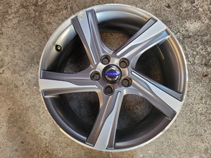 Volvo V40 V60 R Design 17 Zoll Alufelge und Reifen 31423521 - Bild 1 von 3