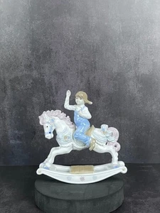 Vintage 1991 Paul Sebastian - Mädchen auf Schaukelpferd - glasierte Porzellanfigur - Bild 1 von 13