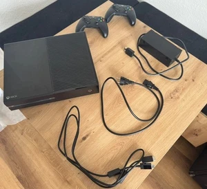 Microsoft Xbox One 500 GB, 2 Controller mit Spielesammlung und Lösungsbücher - Bild 1 von 22