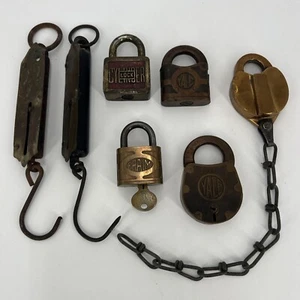 PV06953L Lotto di lucchetti, chiavi e bilancia a molla vintage in ottone - 7 pezzi - Foto 1 di 17