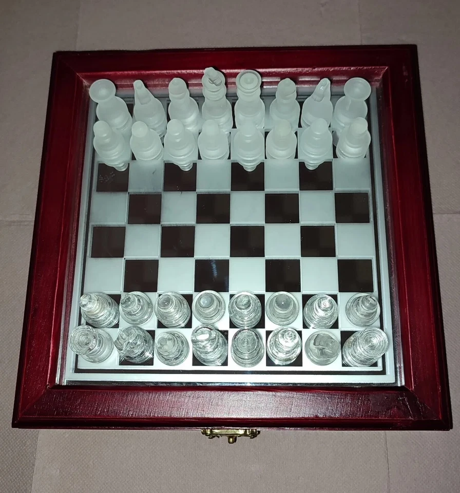  JEU D'ÉCHECS COMPLET ( 32 ) PIÈCES EN VERRE TRANSPARENT  ET DÉPOLI COFFRET BOIS - Photo 1/4