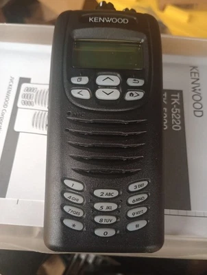  KENWOOD TK-5220 VHF (Kit) 136-174MHz P-25 Fleetsync con nuevo bate y cargador Foto 1 de 2