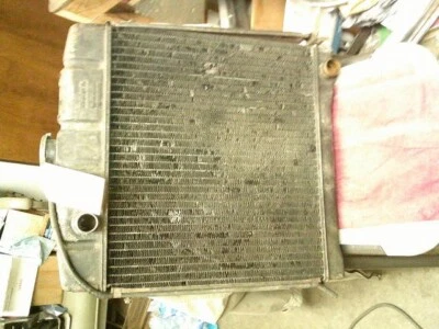 Radiador diésel usado genuino Behr#05001503, Mercedes#1105000803 tipo aleta W110,200D Foto 1 de 4