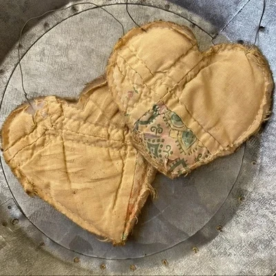 Decoração antiga de retalhos de corações pendurados - Imagem 1 de 4