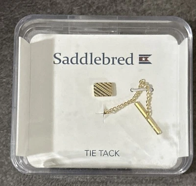 Clipe de gravata Saddlebred® ouro escovado novo em folha na caixa; nunca aberto. - Imagem 1 de 4