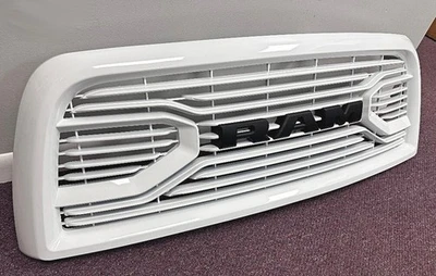 Parrilla delantera totalmente blanca para parachoques Dodge Ram 2500 2010-2018 con letras negras mate Foto 1 de 4