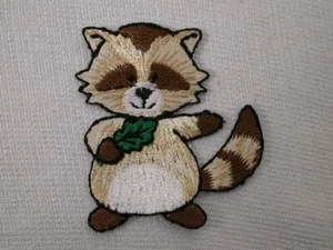 Lindo mapache con hoja de roble bordado hierro en parche 1,38 pulgadas - Imagen 1 de 1