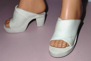 Rarität Magic Hair CRISSY / TIFFANY TAYLOR Puppe ~ WEISS High Heel Clogs / SCHUHE - Bild 1 von 4