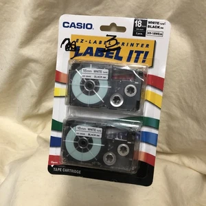 Casio XR-17WE2S EZ-Etikettendrucker Label It 18 mm weißes Band schwarz Tintenpatronen  - Bild 1 von 4