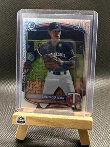 2025 Bowman Chrome Mega Box Santiago Leon Mojo Refractor 1st #BCP-247 - Bild 1 von 2