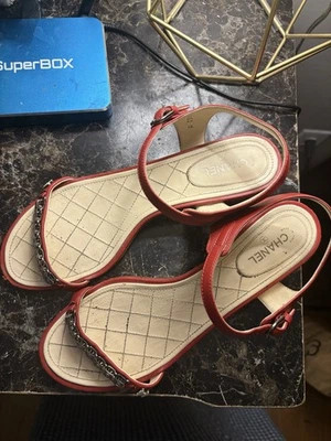 Sandalias Chanel CC con correa de cadena de cuero rojo EU 41 Foto 1 de 4