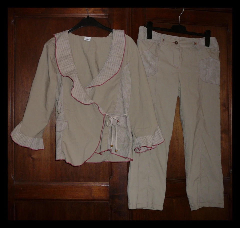 Jacqueline Riu/Bel Ensemble/Pantacourt/Haut/Veste/Volant/Beige/Mode/Chic, 40/42  - Photo 1/1