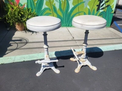 Par de taburetes de bar de hierro fundido antiguos raros 1920 Craton Pennsylvania para heladería Foto 1 de 4