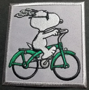 SNOOPY FAHRFAHRRAD gestickter Aufnäher ca. 3,5 x 3,5 Zoll - Bild 1 von 2