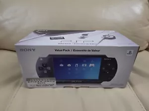 NUOVO SIGILLATO Sony PSP PlayStation Portable Launch Bundle PSP 1000 (PSP-1001K) RARO - Foto 1 di 24