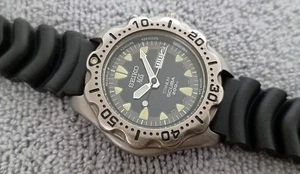 NICE SEIKO AGS TITANIUM KINETIC 5M23-6B40 SCUBA 200M. BLACK DIAL DIVER WATCH - Picture 1 of 14