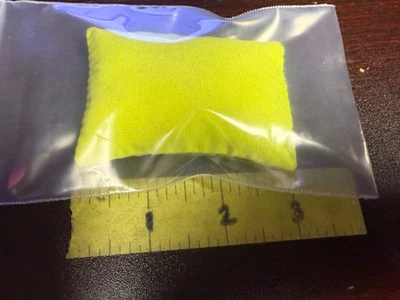 Mattel Barbie 2002 - Almohada de cama amarilla brillante Foto 1 de 3